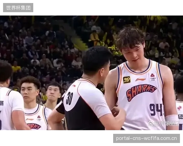 北京队在与广东队的系列赛中经历波折,最终凭借更强的内线实力晋级。 北京队在与广东队的系列赛中经历波折,最终凭借更强的内线实力晋级。